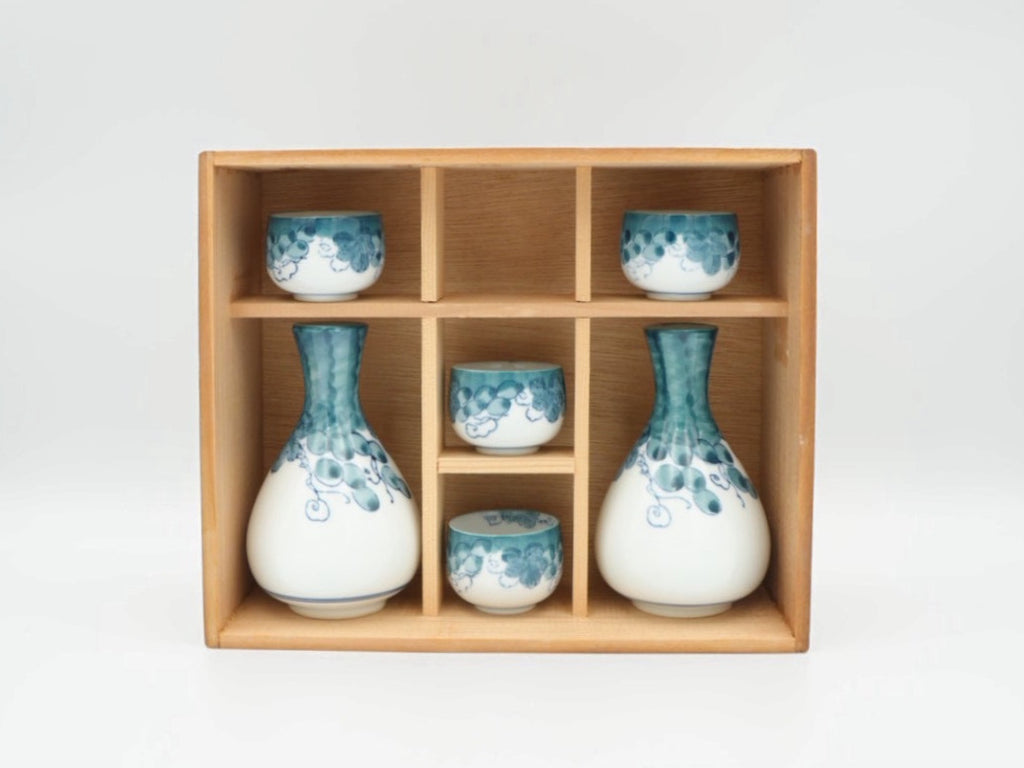 Japanese Blue and White Sometsuke Grape Tokkuri Sake Bottle — Sanpo, Showa Period, Arita or Kyo Ware